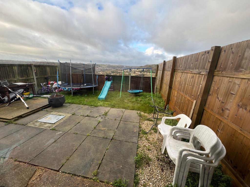 Lot: 156 - FREEHOLD INVESTMENT - THREE-BEDROOM SEMI-DETACHED HOUSE - Rear garden